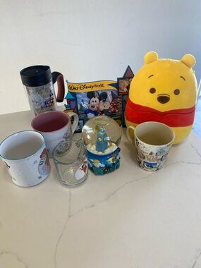 DISNEY BUNDLE 5 CUPS, PHOTO FRAME WINNIE POOH SQUISHMALLOW & MUSICAL SNOW GLOBE